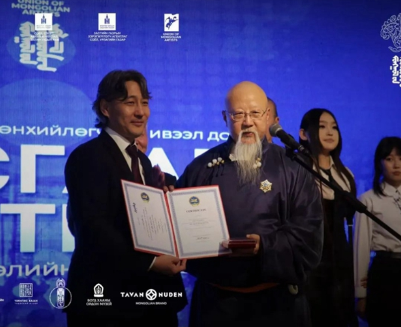 雕塑系申红飙教授荣获蒙古国最高国家荣誉“阿尔坦嘎达斯奖”——“北极星勋章”