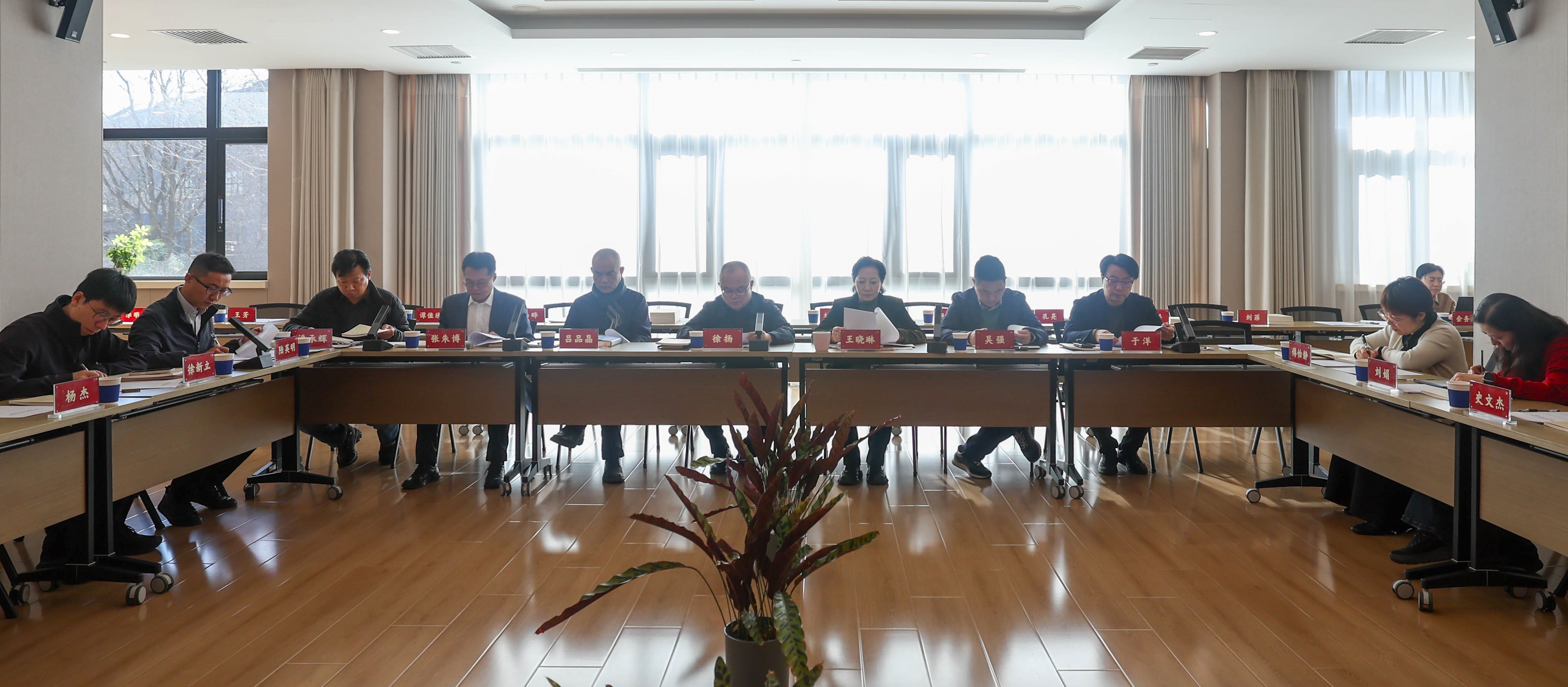 学校党委理论学习中心组专题学习贯彻习近平总书记关于树立和践行正确政绩观学习教育的重要讲话和重要指示精神